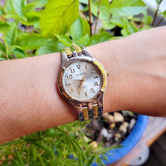 Vintage Geneva Quartz Classic Silver & Gold Womens Womans Round Analog Watch - Picture 4 of 9
